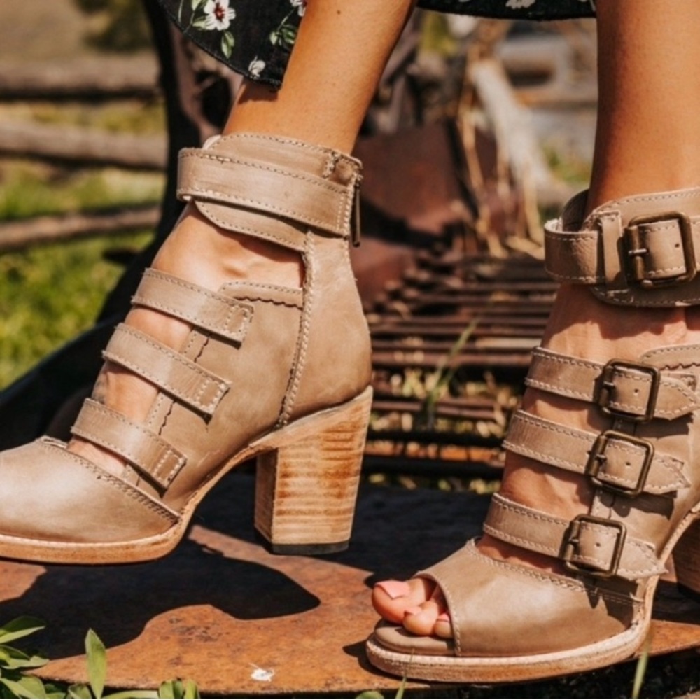 ISO Bianca 9 taupe. I let mine go and now regret. Will buy or trade.